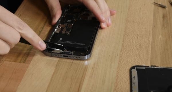 iFixit разобрали iPhone 13 и iPhone 13 Pro. Что внутри